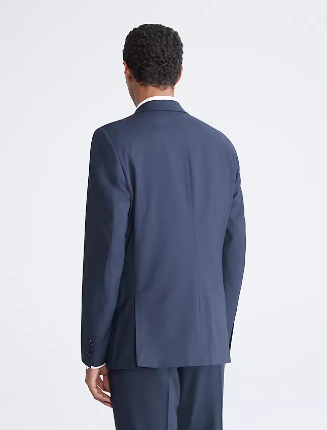 Chaqueta de traje azul marino de corte entallado Chaqueta de traje azul marino de corte entallado