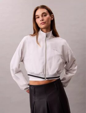 Chaqueta deportiva corta de tejido holgado