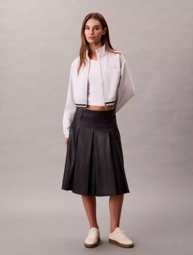 Chaqueta deportiva corta de tejido holgado