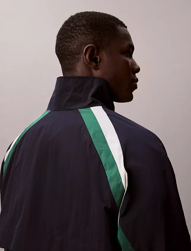 Chaqueta deportiva de nailon con bloques de color Chaqueta deportiva de nailon con bloques de color