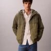 Chaqueta ligera de nailon y materiales mixtos