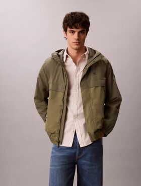 Chaqueta ligera de nailon y materiales mixtos