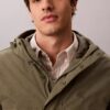 Chaqueta ligera de nailon y materiales mixtos