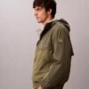 Chaqueta ligera de nailon y materiales mixtos
