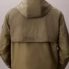 Chaqueta ligera de nailon y materiales mixtos