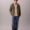 Chaqueta ligera de nailon y materiales mixtos