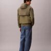 Chaqueta ligera de nailon y materiales mixtos