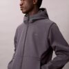 Chaqueta softshell con capucha y cremallera Chaqueta softshell con capucha y cremallera