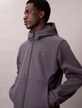 Chaqueta softshell con capucha y cremallera
