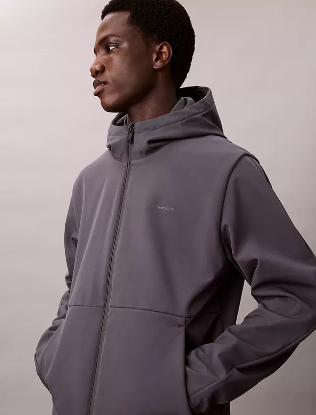 Chaqueta softshell con capucha y cremallera Chaqueta softshell con capucha y cremallera