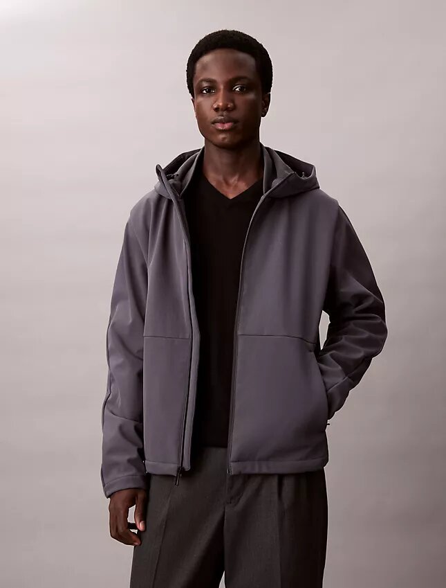 Chaqueta softshell con capucha y cremallera Chaqueta softshell con capucha y cremallera