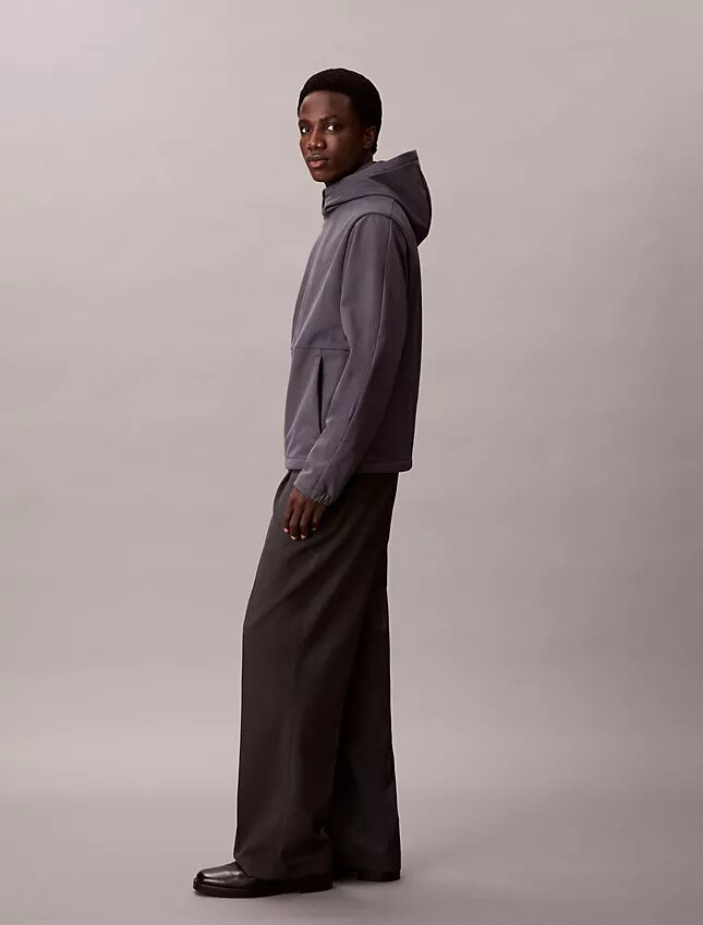 Chaqueta softshell con capucha y cremallera Chaqueta softshell con capucha y cremallera