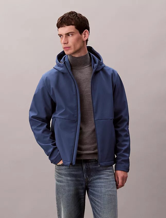 Chaqueta softshell con capucha y cremallera Chaqueta softshell con capucha y cremallera