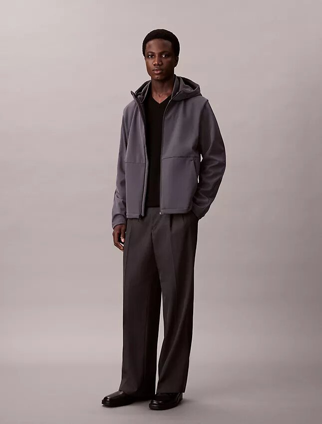 Chaqueta softshell con capucha y cremallera Chaqueta softshell con capucha y cremallera