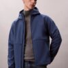 Chaqueta softshell con capucha y cremallera Chaqueta softshell con capucha y cremallera