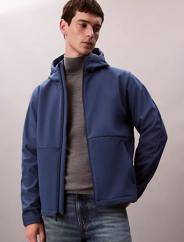 Chaqueta softshell con capucha y cremallera Chaqueta softshell con capucha y cremallera