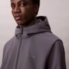 Chaqueta softshell con capucha y cremallera Chaqueta softshell con capucha y cremallera