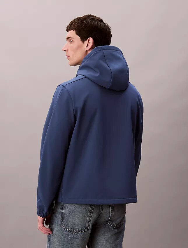 Chaqueta softshell con capucha y cremallera Chaqueta softshell con capucha y cremallera