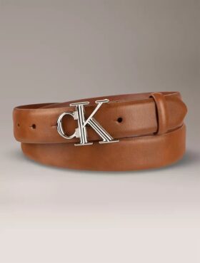 Cinturón con placa con el logotipo Monogram