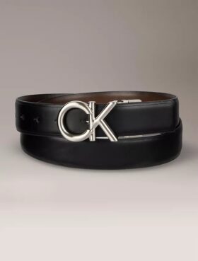 Cinturón de vestir reversible con placa con el logotipo de Ck