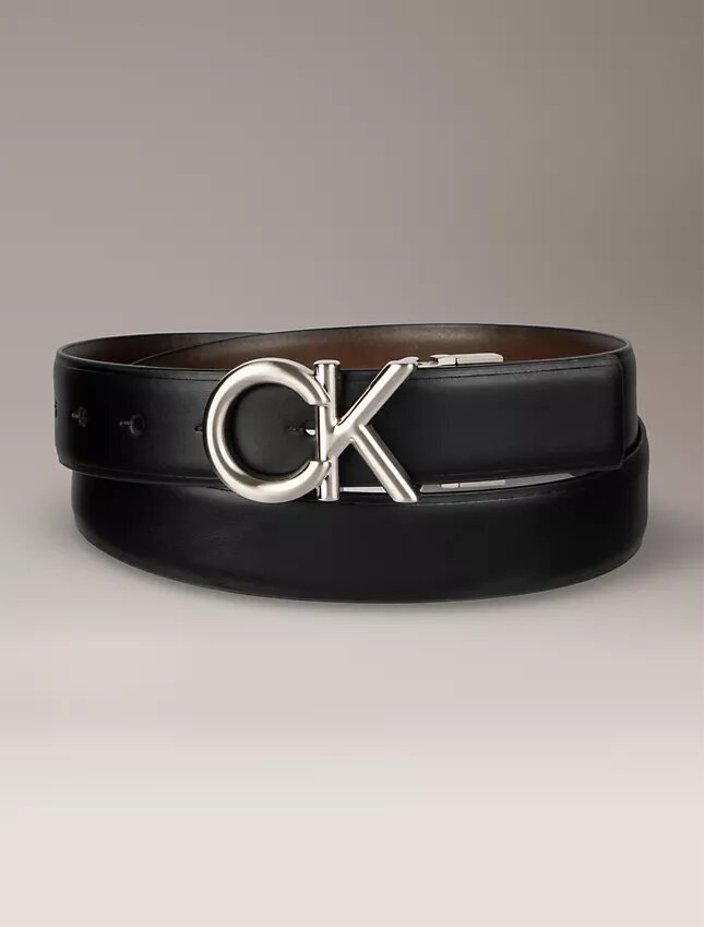 Cinturón de vestir reversible con placa con el logotipo de Ck Cinturón de vestir reversible con placa con el logotipo de Ck