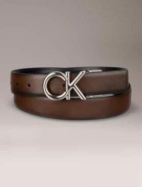 Cinturón de vestir reversible con placa con el logotipo de Ck