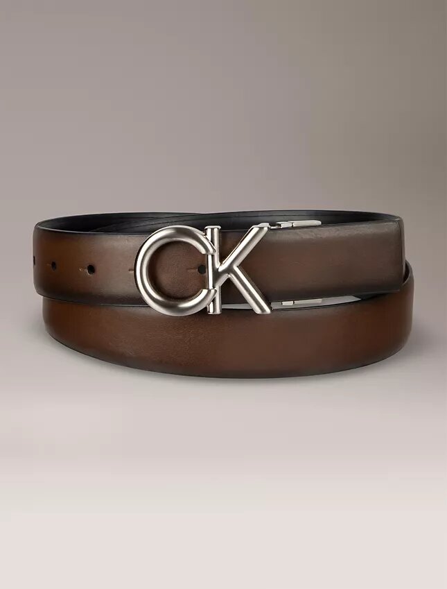 Cinturón de vestir reversible con placa con el logotipo de Ck Cinturón de vestir reversible con placa con el logotipo de Ck