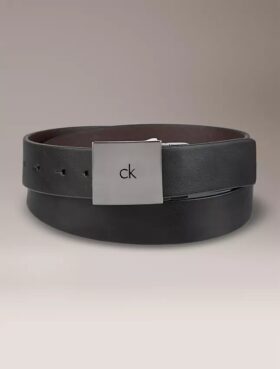 Cinturón reversible con placa con el logotipo cuadrado
