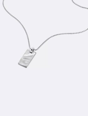 Collar con colgante de forma rectangular orgánica