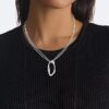 Collar con colgante de forma redonda y orgánica