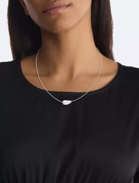 Collar con colgante en forma de gota