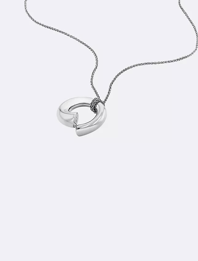 Collar con colgante redondo escultural Collar con colgante redondo escultural