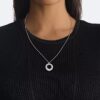 Collar con colgante redondo escultural Collar con colgante redondo escultural