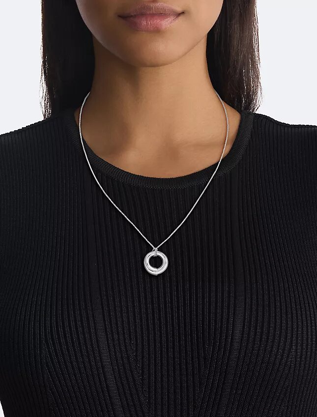 Collar con colgante redondo escultural Collar con colgante redondo escultural