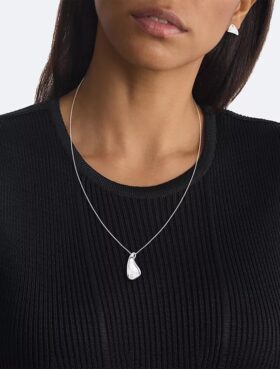 Collar minimalista de formas orgánicas