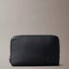 Estuche con monograma en relieve Estuche con monograma en relieve
