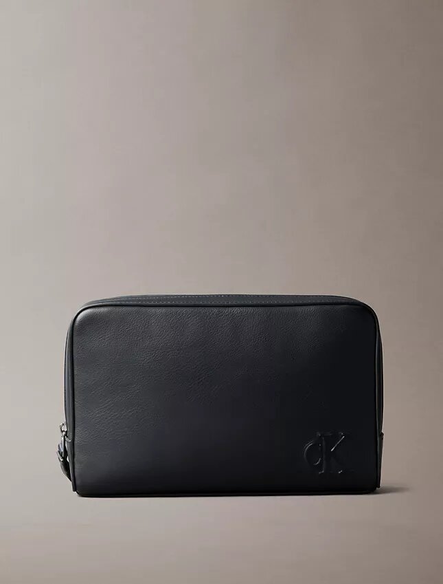 Estuche con monograma en relieve Estuche con monograma en relieve