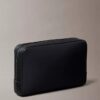 Estuche con monograma en relieve Estuche con monograma en relieve