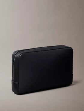 Estuche con monograma en relieve