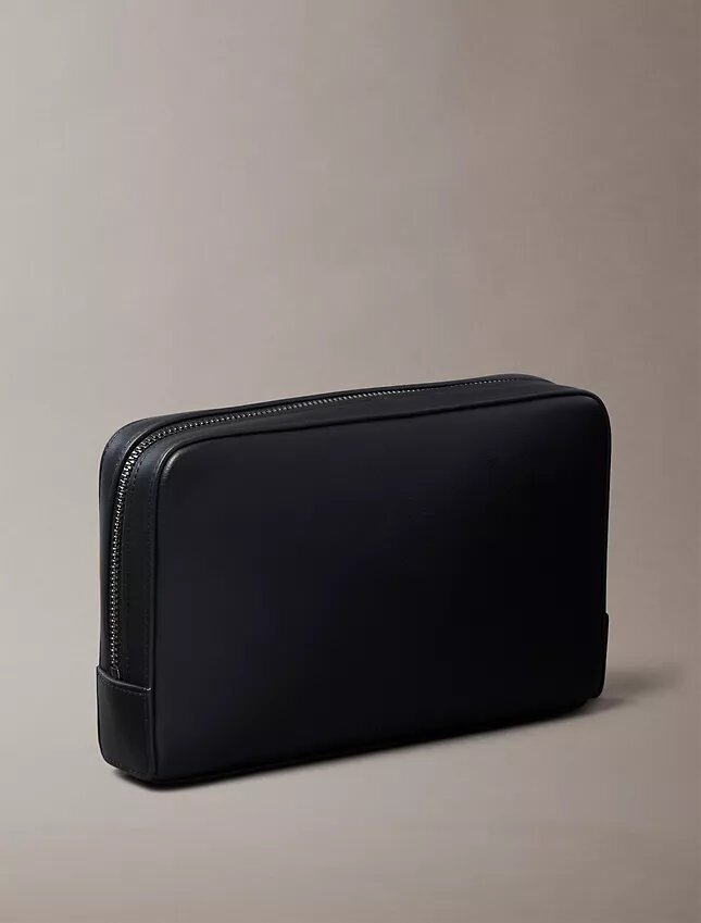 Estuche con monograma en relieve Estuche con monograma en relieve