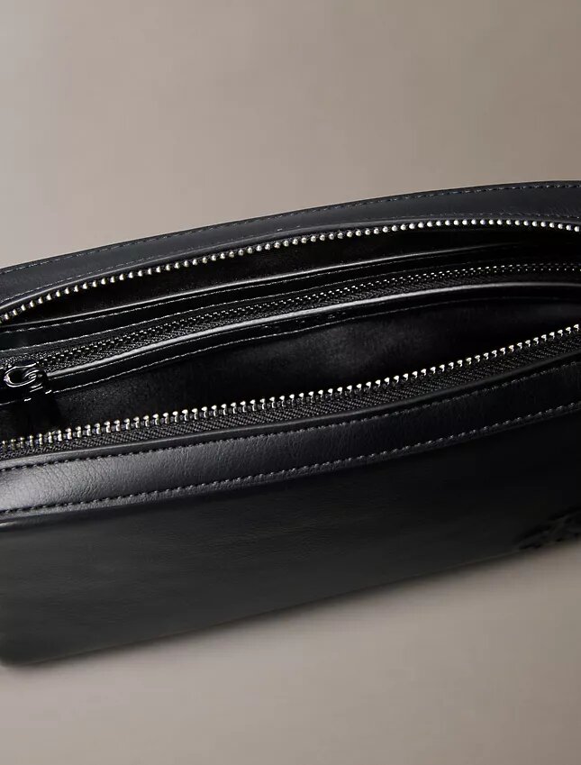 Estuche con monograma en relieve Estuche con monograma en relieve