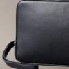 Estuche con monograma en relieve Estuche con monograma en relieve