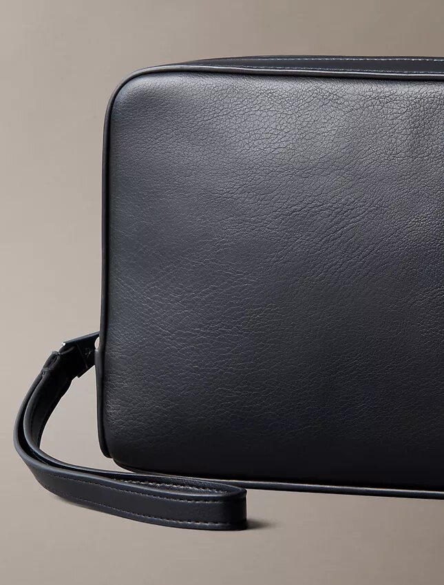 Estuche con monograma en relieve Estuche con monograma en relieve