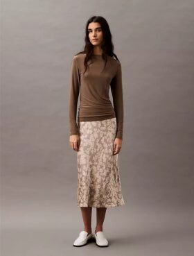 Falda midi de satén arrugado estampado