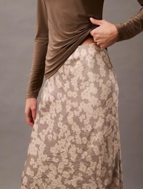Falda midi de satén arrugado estampado