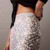 Falda midi estampada de satén arrugado