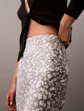 Falda midi estampada de satén arrugado Falda midi estampada de satén arrugado