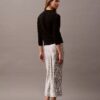 Falda midi estampada de satén arrugado