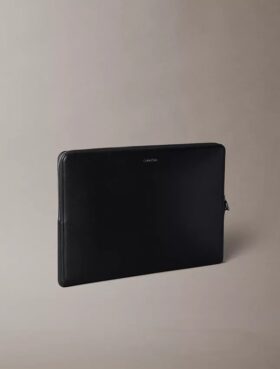 Funda para portátil con logotipo en relieve
