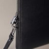 Funda para portátil con logotipo en relieve